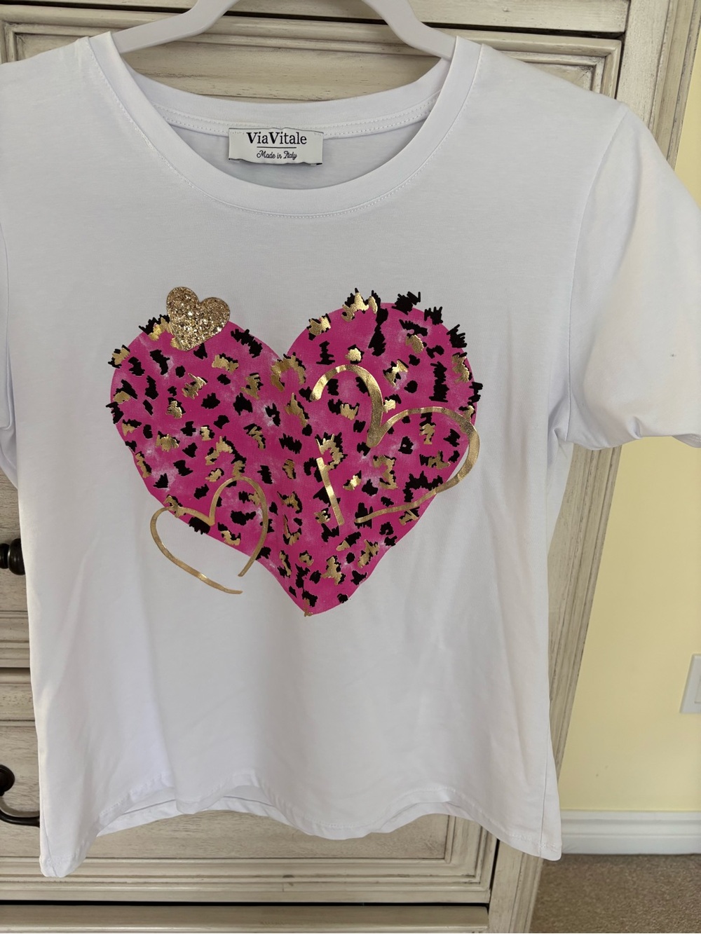 Womens Tee Made in Italy. NEW with Pink & Gold Heart Graphic